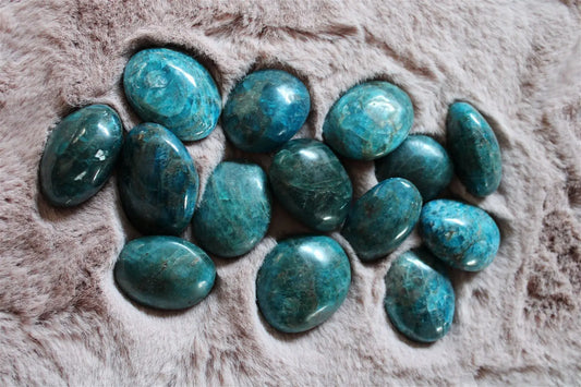 1 petit galet en apatite bleue Madagascar - Aurore Lune