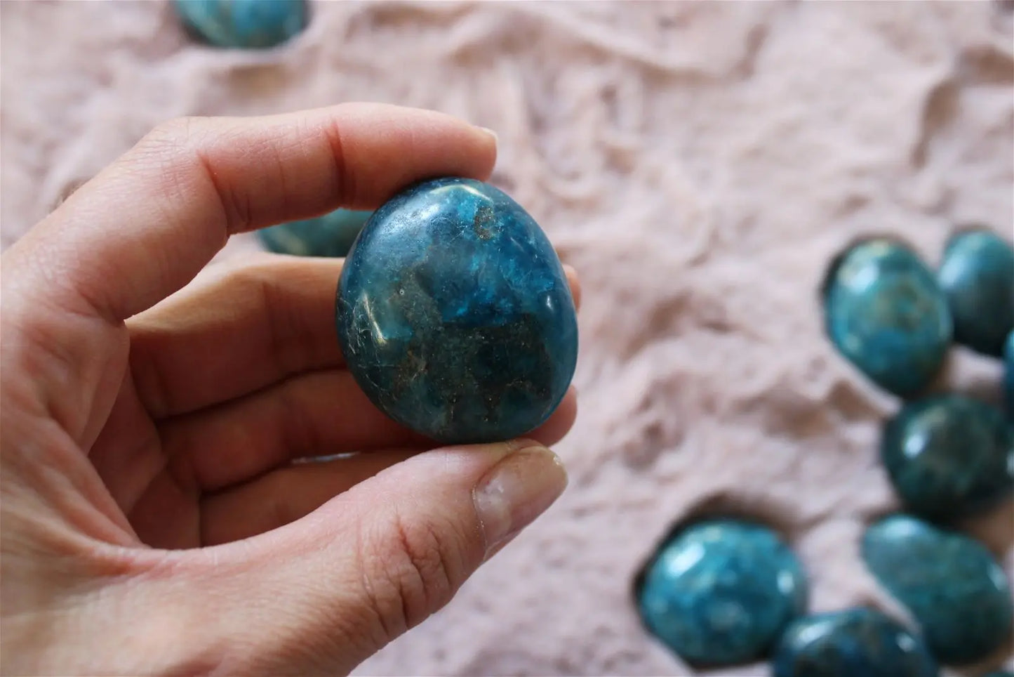 1 petit galet en apatite bleue Madagascar - Aurore Lune
