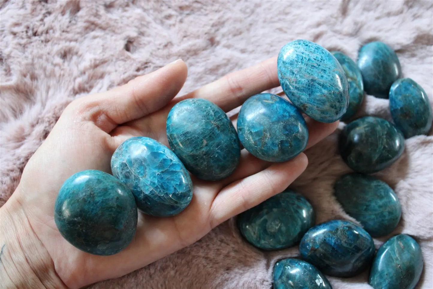 1 petit galet en apatite bleue Madagascar - Aurore Lune