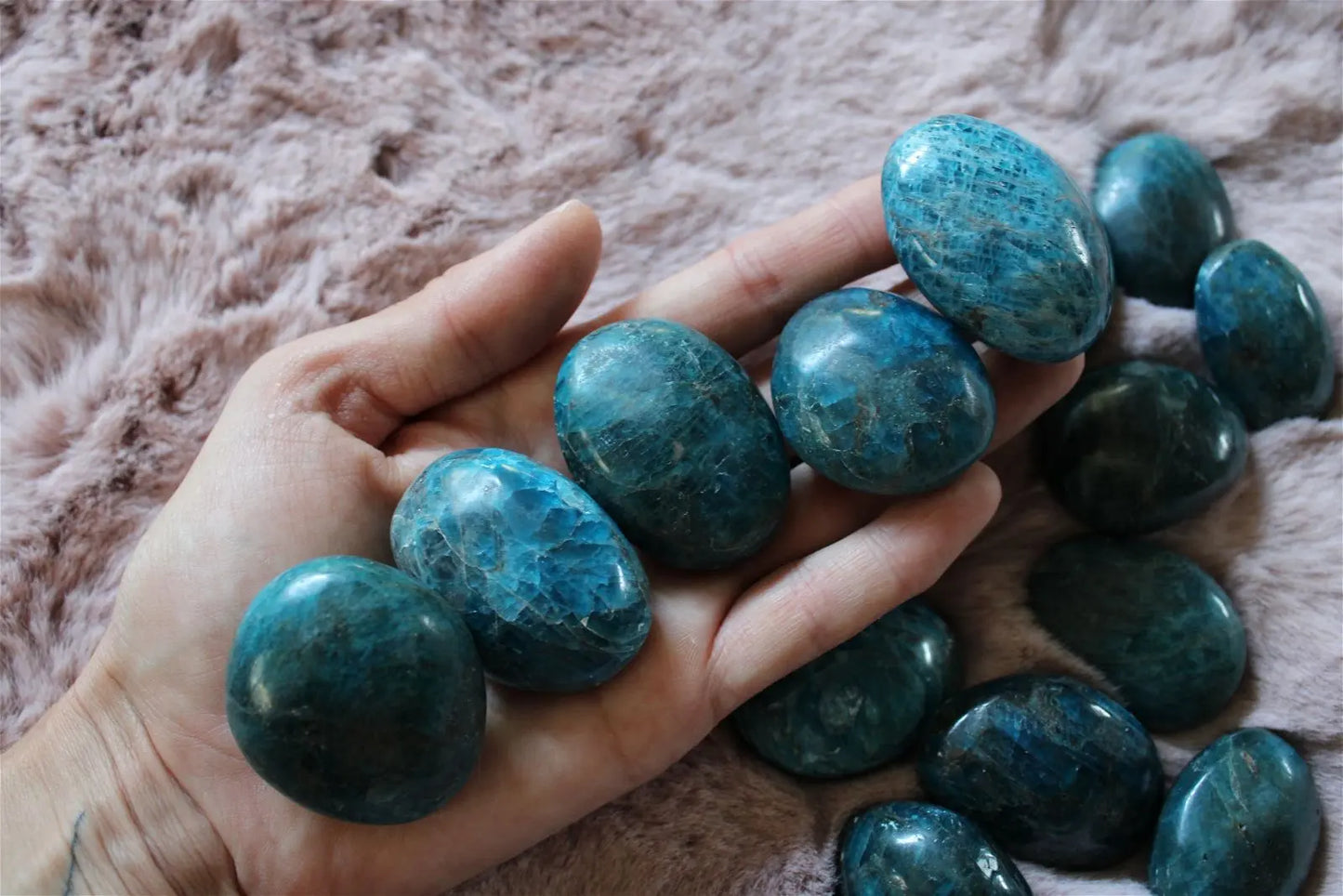 1 petit galet en apatite bleue Madagascar - Aurore Lune