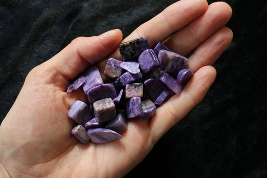 1 petite pierre roulée charoïte russe - Aurore Lune