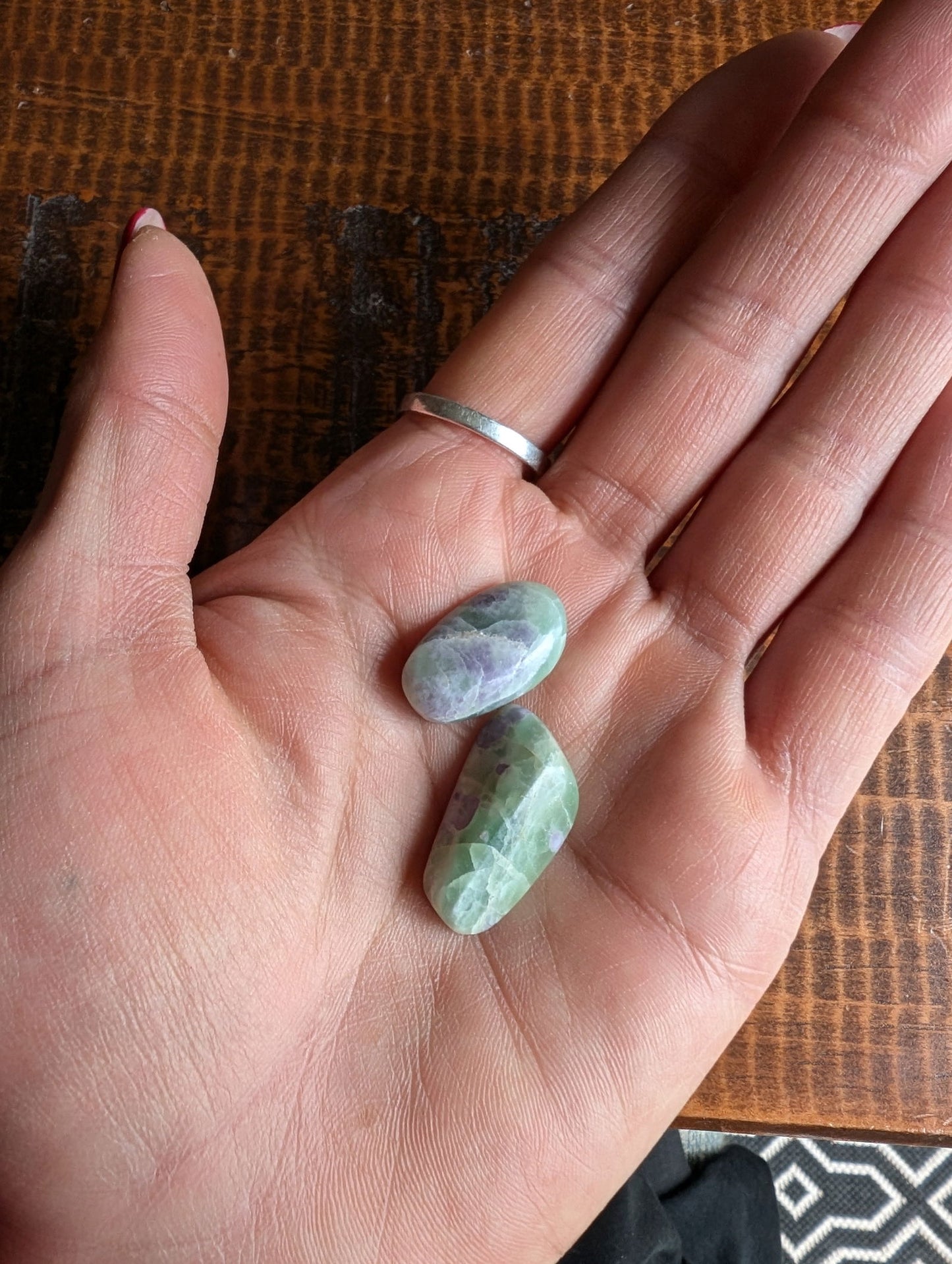 1 petite pierre roulée en Bolivianite verte - Aurore Lune