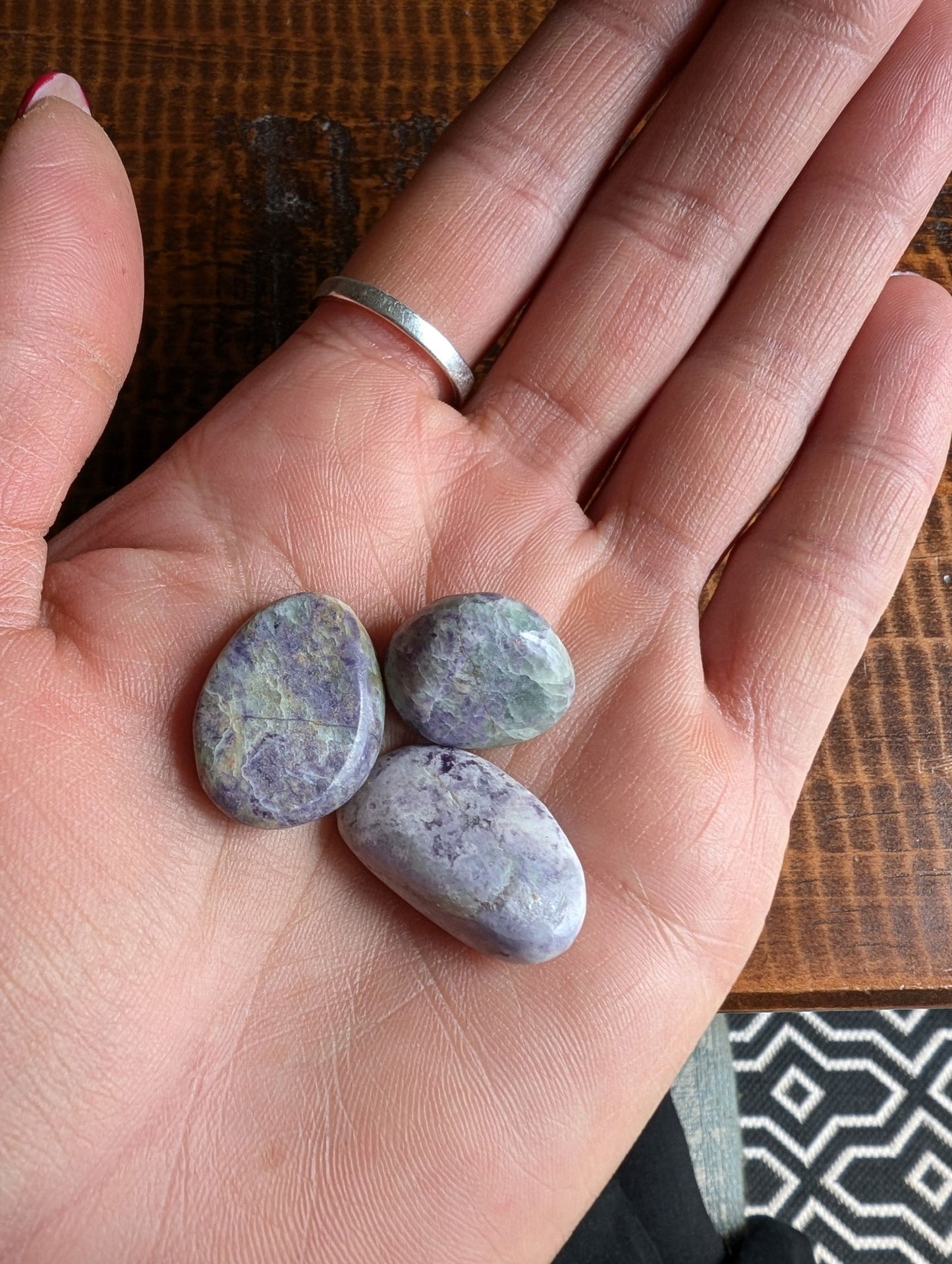 1 petite pierre roulée en Bolivianite violette - Aurore Lune