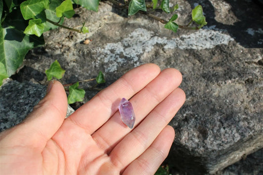 1 petite pointe biterminée en fluorite - Aurore Lune