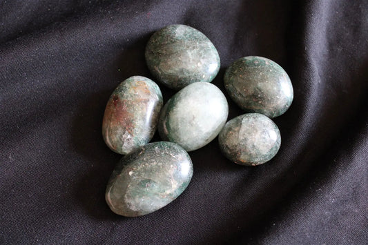 1 pierre en fuschite - Madagascar - Aurore Lune