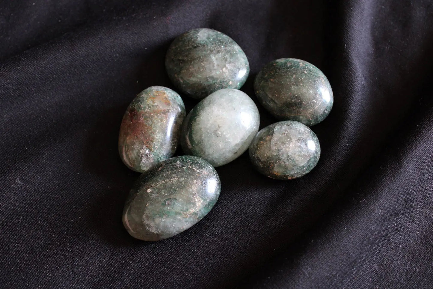 1 pierre en fuschite - Madagascar - Aurore Lune