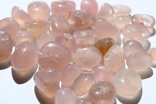 1 pierre roulée calcédoine rose - Aurore Lune