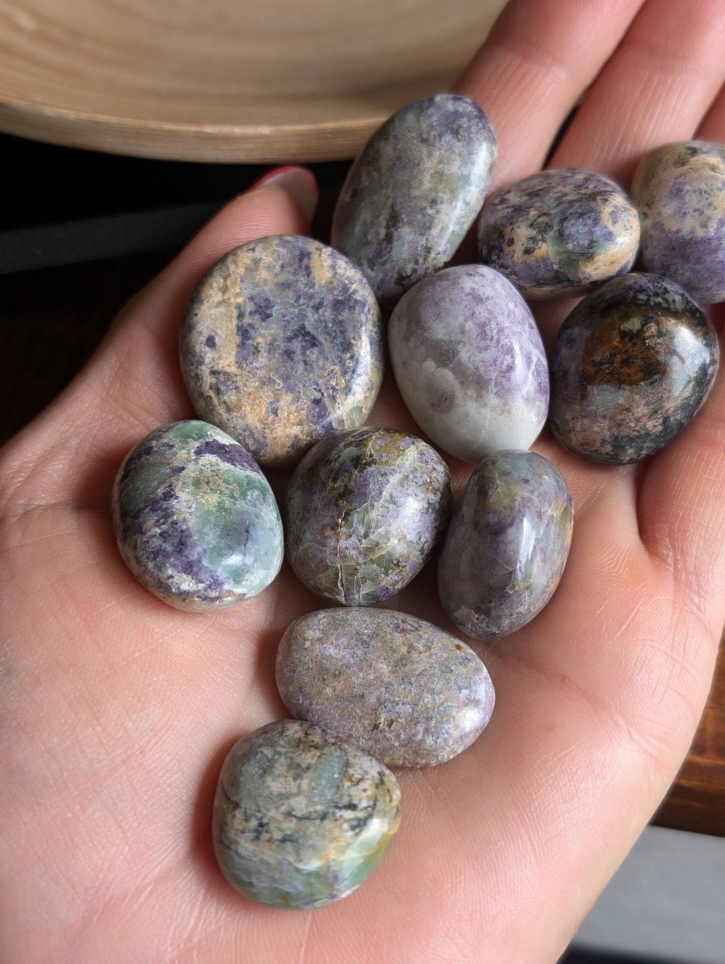 1 pierre roulée en Bolivianite violette moyenne - Aurore Lune