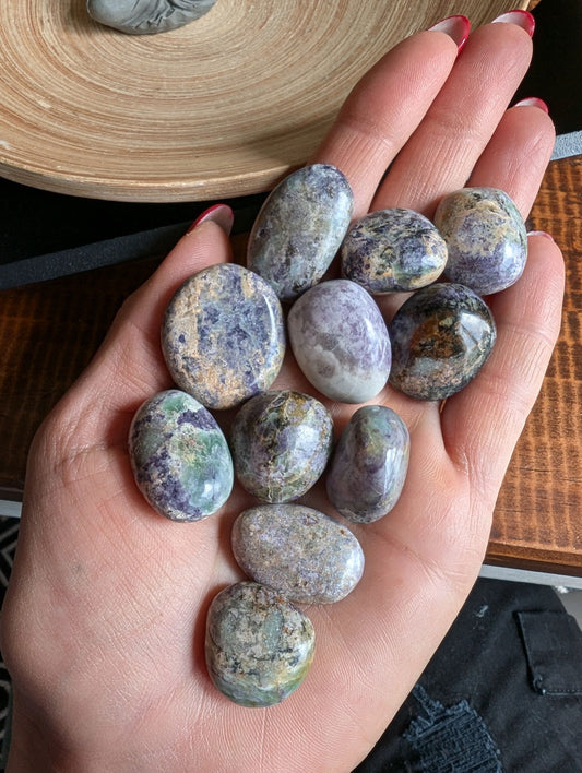 1 pierre roulée en Bolivianite violette moyenne - Aurore Lune