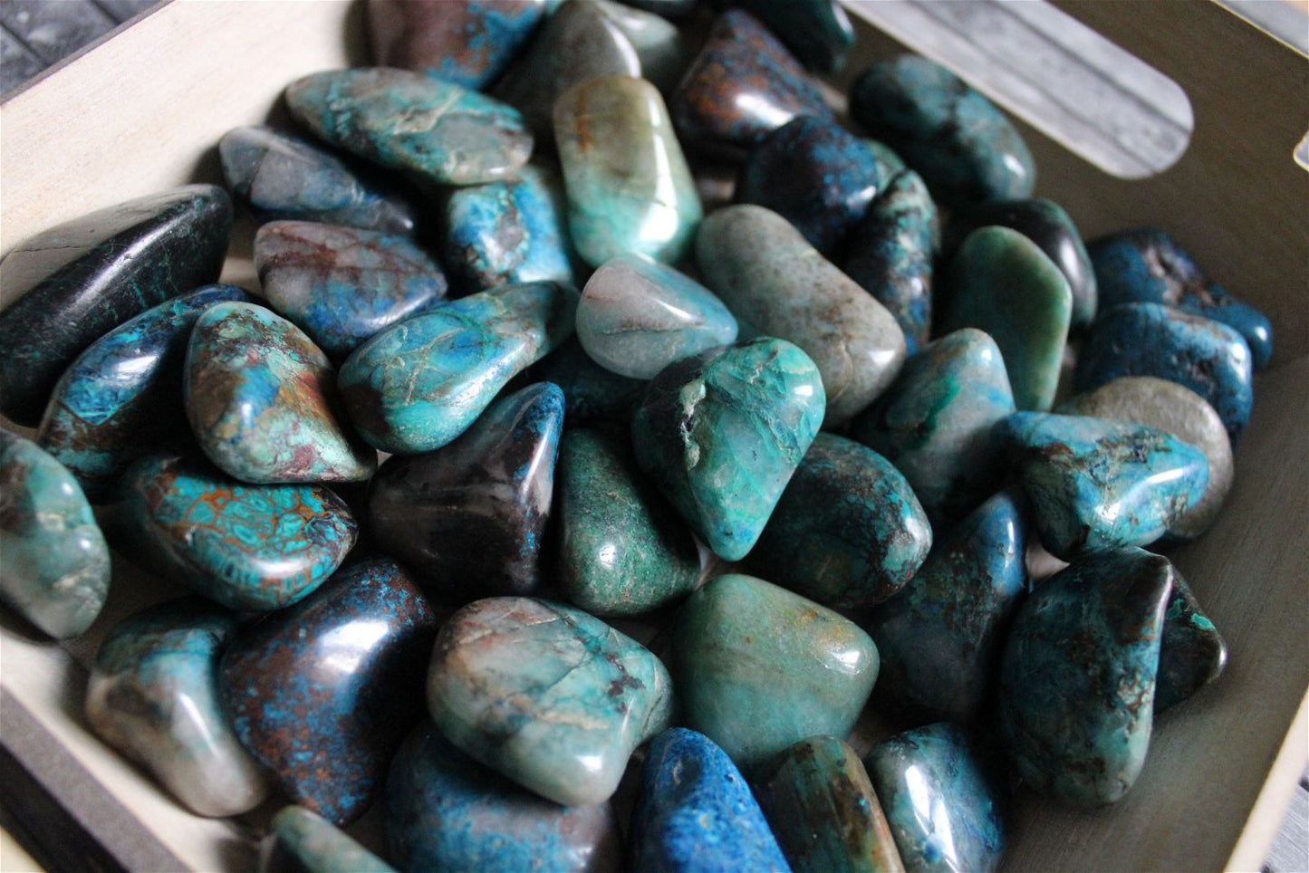 1 pierre roulée en chrysocolle shattuckite - Aurore Lune