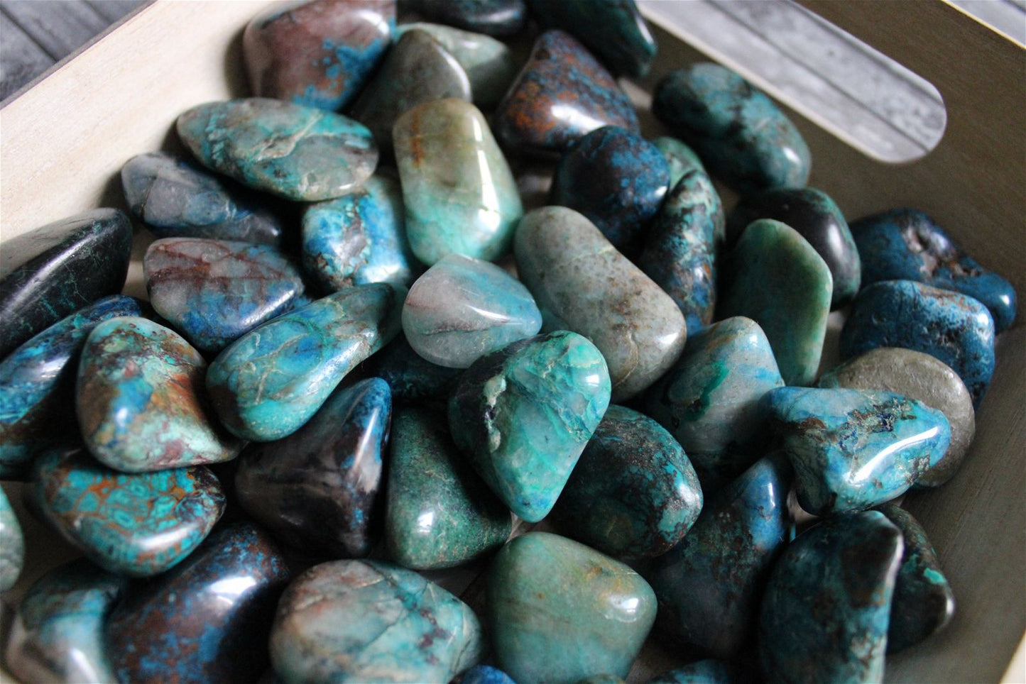 1 pierre roulée en chrysocolle shattuckite - Aurore Lune