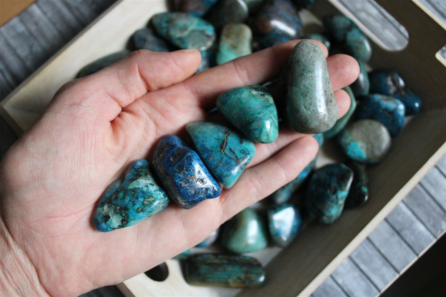 1 pierre roulée en chrysocolle shattuckite - Aurore Lune