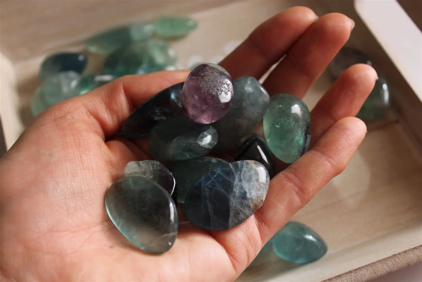 1 pierre roulée en fluorite - Aurore Lune