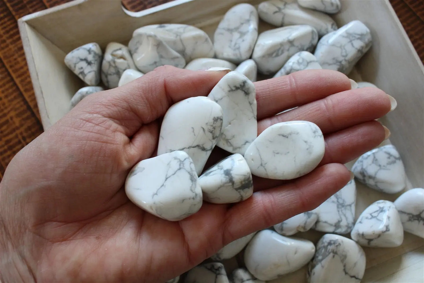 1 pierre roulée en howlite - Aurore Lune