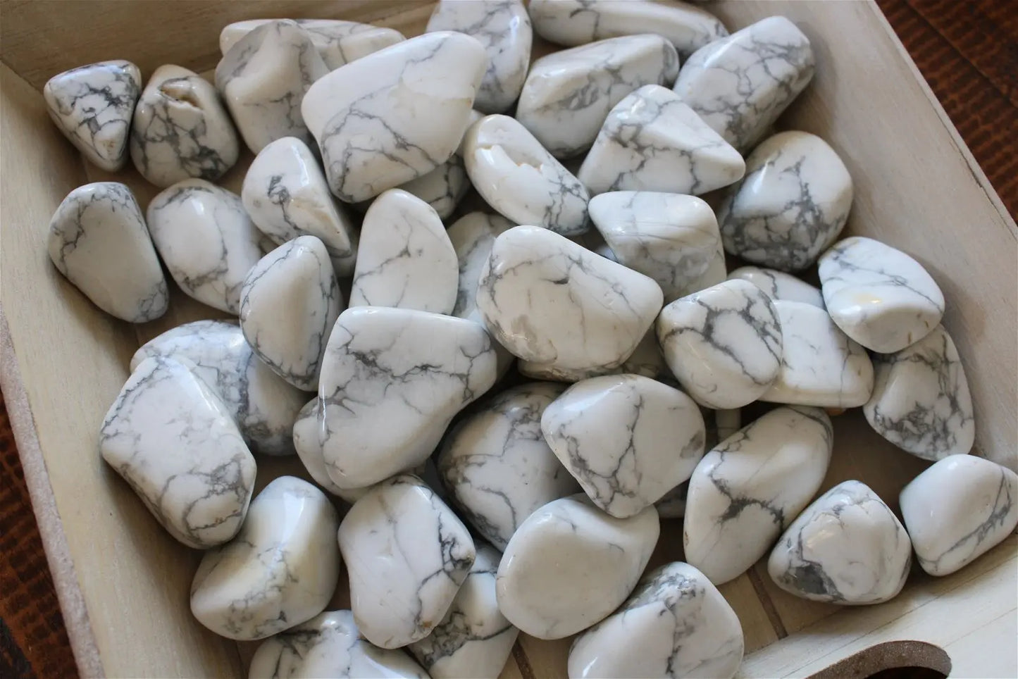 1 pierre roulée en howlite - Aurore Lune