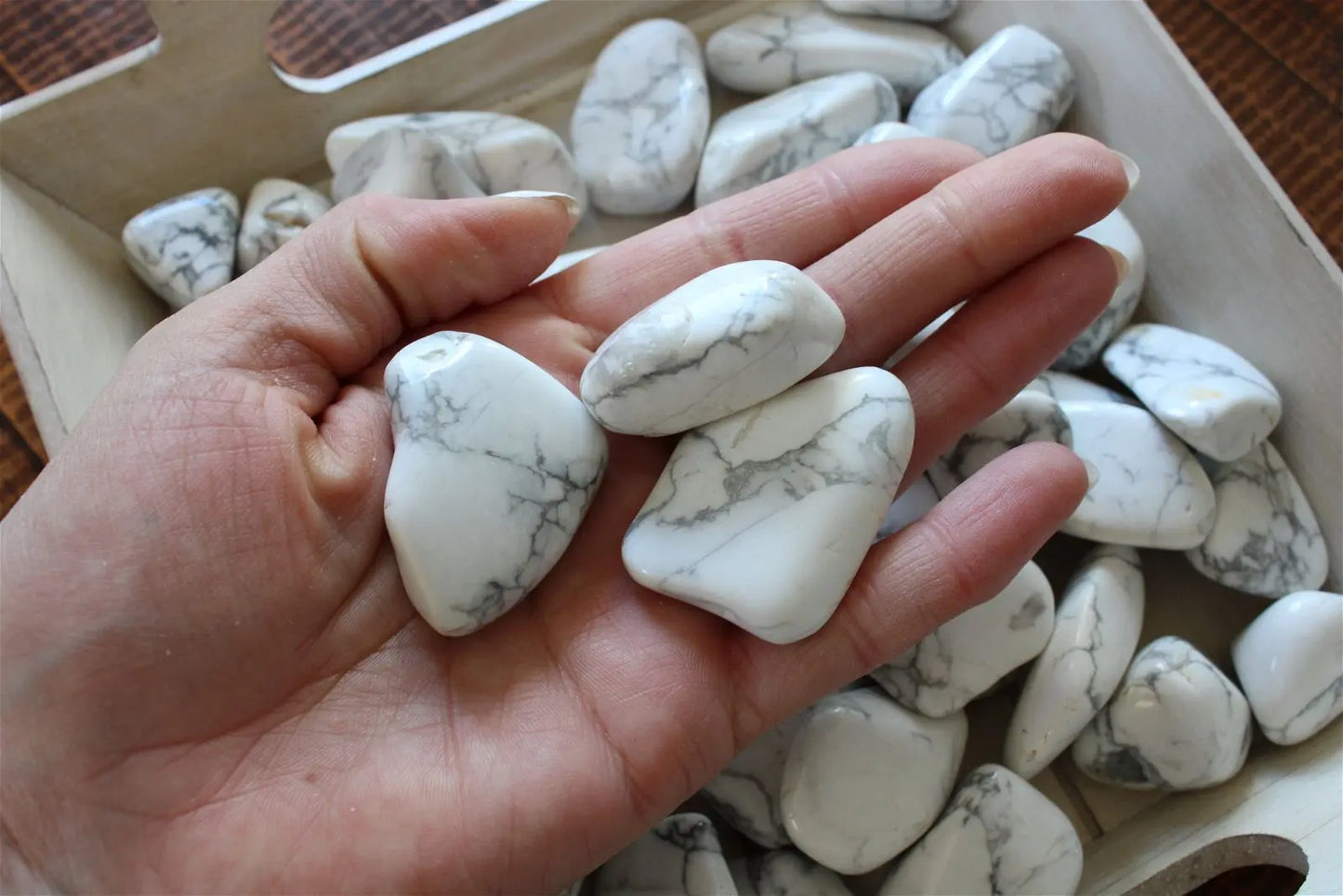 1 pierre roulée en howlite - Aurore Lune