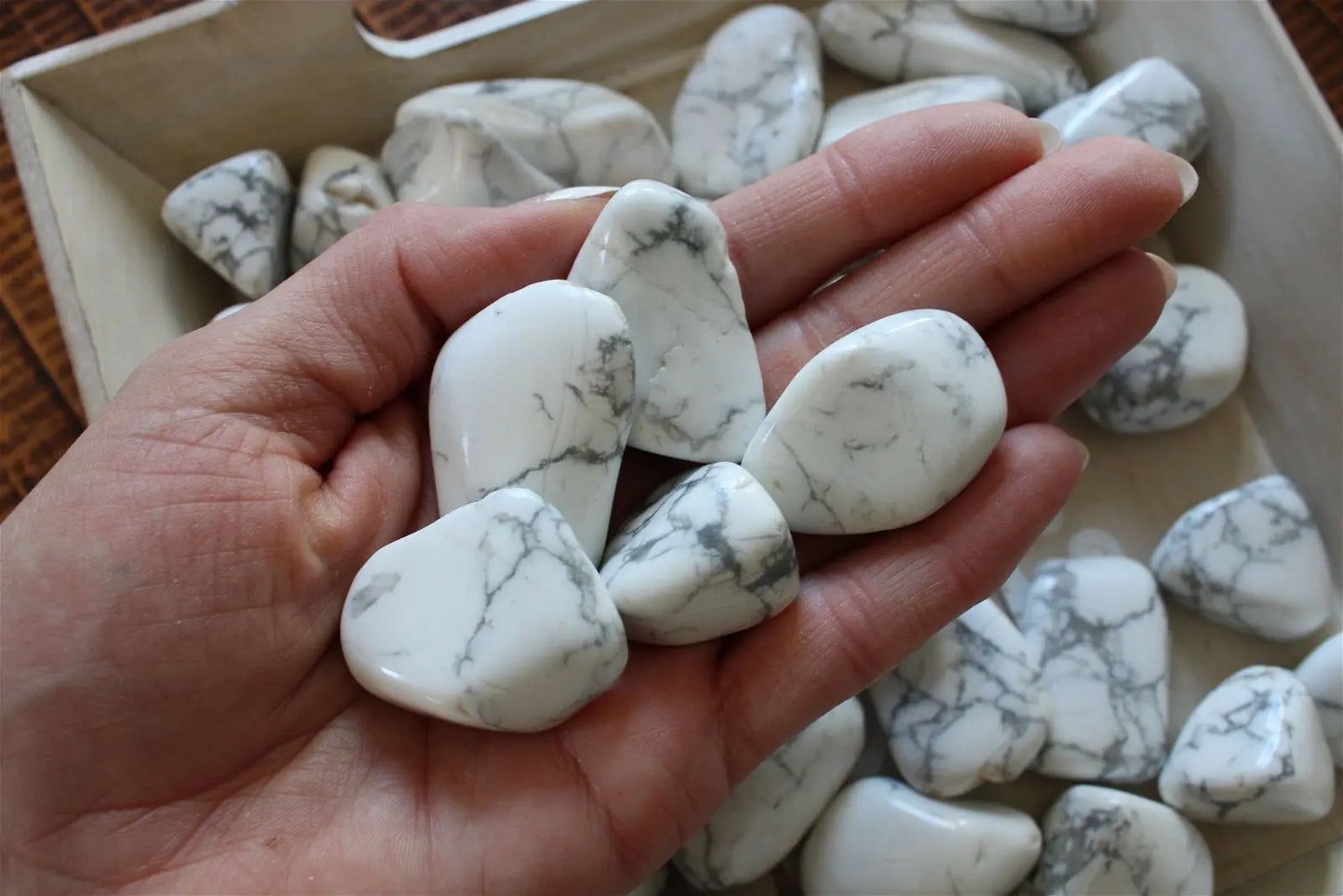1 pierre roulée en howlite - Aurore Lune