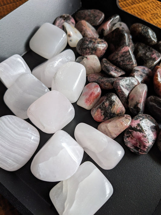 1 pierre roulée en manganocalcite - Aurore Lune