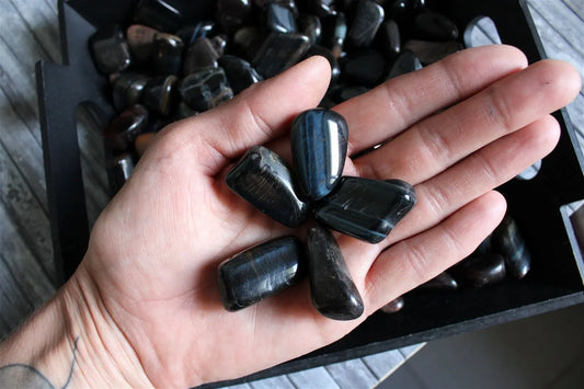 1 pierre roulée en oeil de faucon ou pierre d'Horus ou oeil de tigre bleu - Aurore Lune