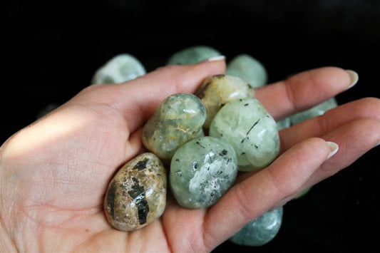 1 pierre roulée en prehnite - Aurore Lune