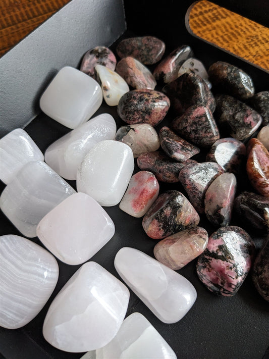 1 pierre roulée en rhodonite - Aurore Lune