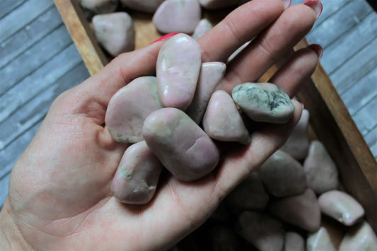 1 pierre roulée "pierre de lune rose" Afrique - Aurore Lune