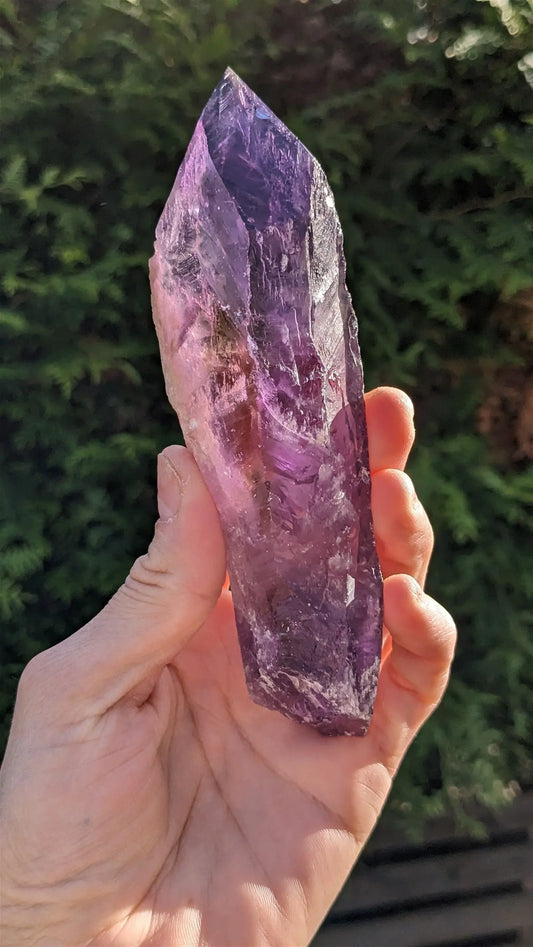 1 pointe brute d'améthyste qualité + 15 cm - Aurore Lune
