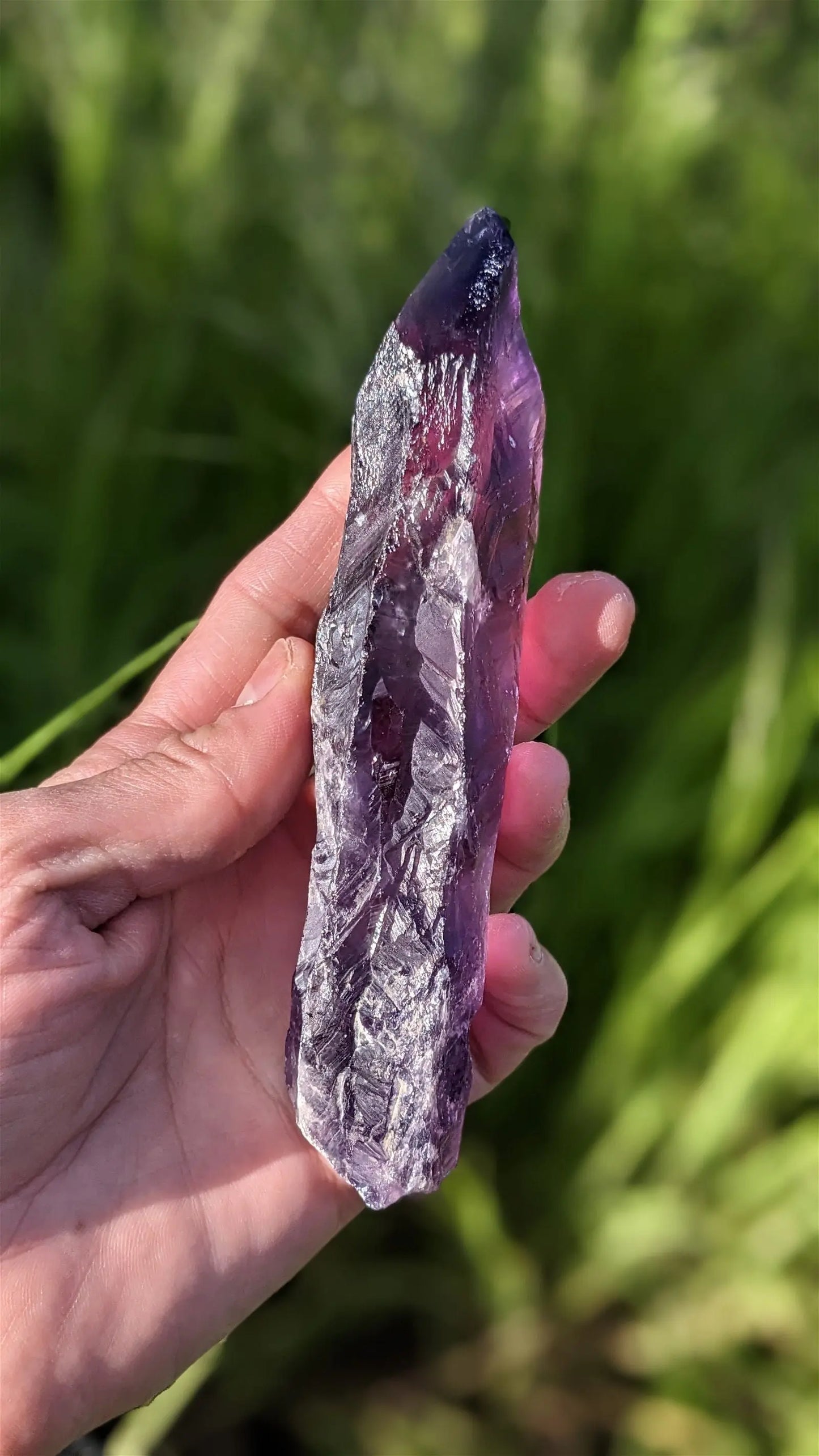 1 pointe brute d'améthyste qualité + 15 cm - Aurore Lune