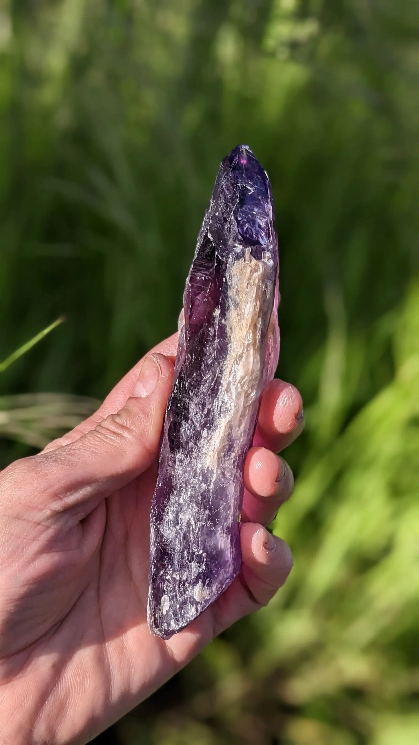 1 pointe brute d'améthyste qualité + 15 cm - Aurore Lune