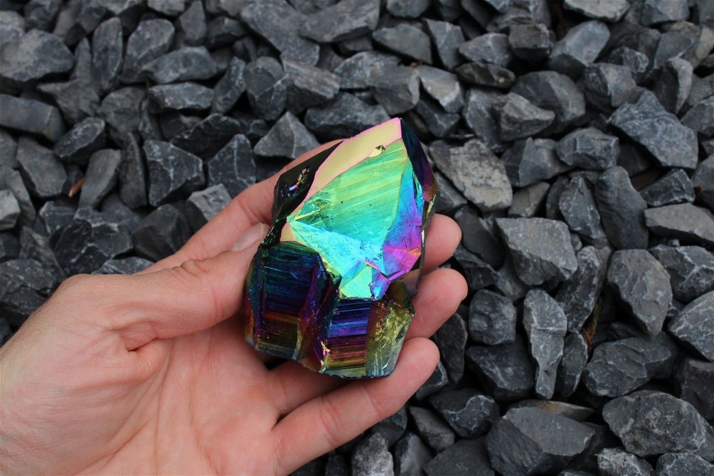 1 pointe cristal de roche RAINBOW AURA - Aurore Lune