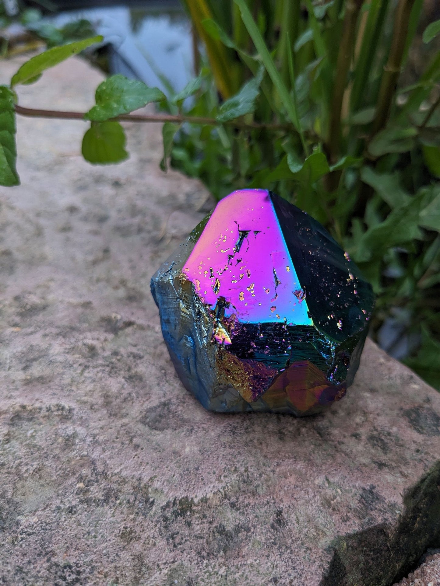 1 pointe cristal de roche RAINBOW AURA - Aurore Lune