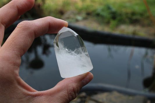 1 pointe de cristal de roche *C* - Aurore Lune