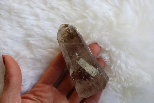 1 pointe de cristal de roche légèrement fumé - Aurore Lune