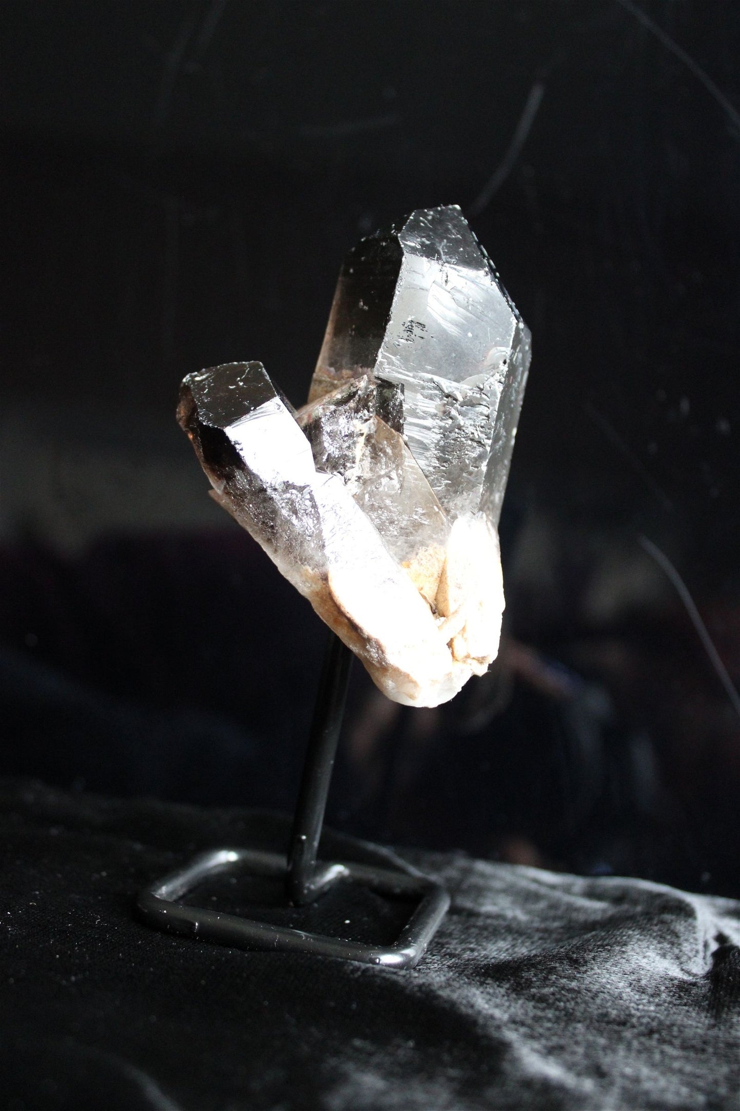 1 quartz fumé ou enfumé sur socle photo contractuelle - Aurore Lune