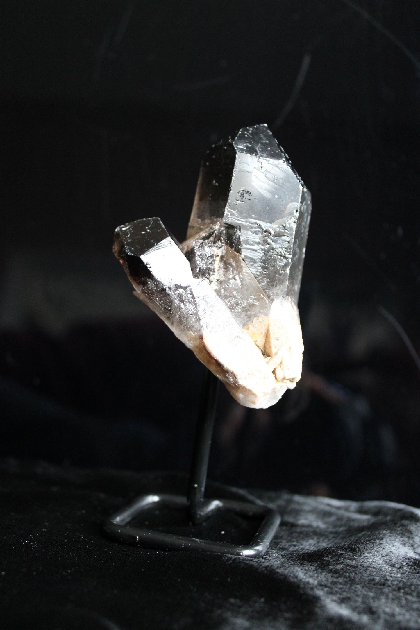 1 quartz fumé ou enfumé sur socle photo contractuelle - Aurore Lune