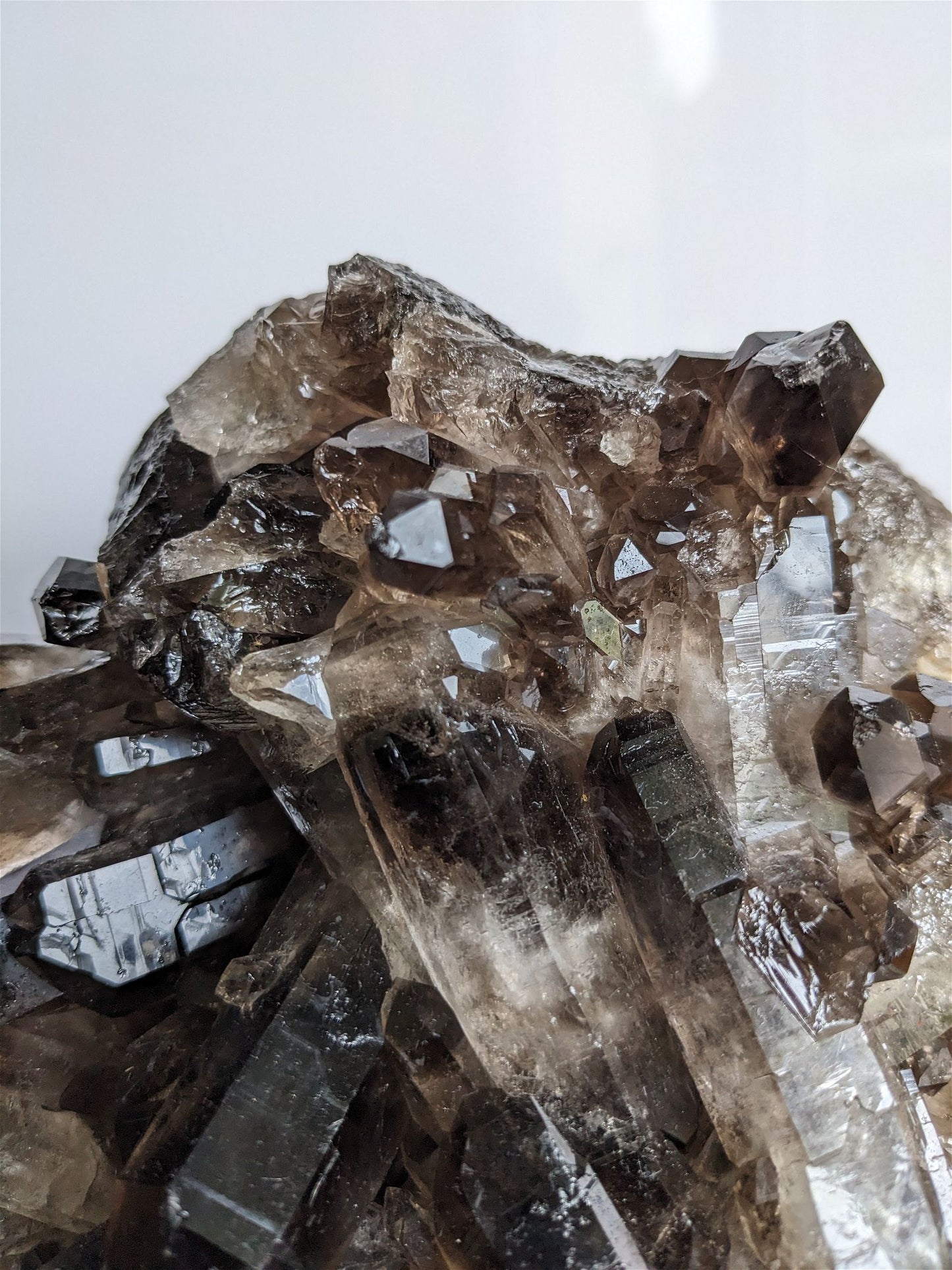 1 quartz fumé ou enfumé sur socle photo contractuelle - Aurore Lune