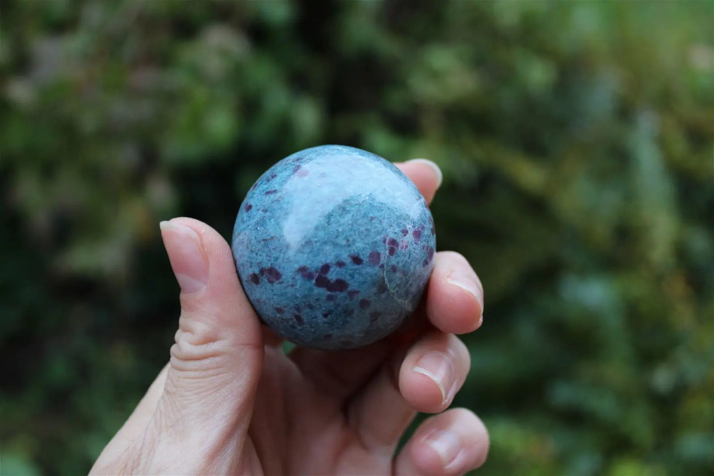 1 sphère 4.6 cm rubis sur cyanite - Aurore Lune