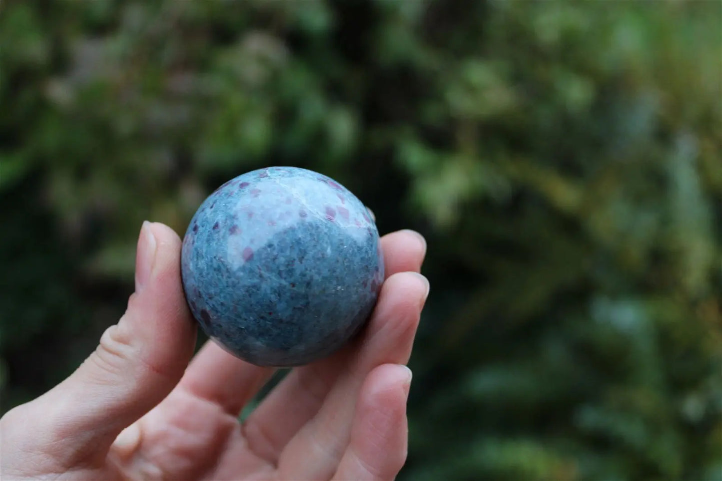 1 sphère 4.6 cm rubis sur cyanite - Aurore Lune