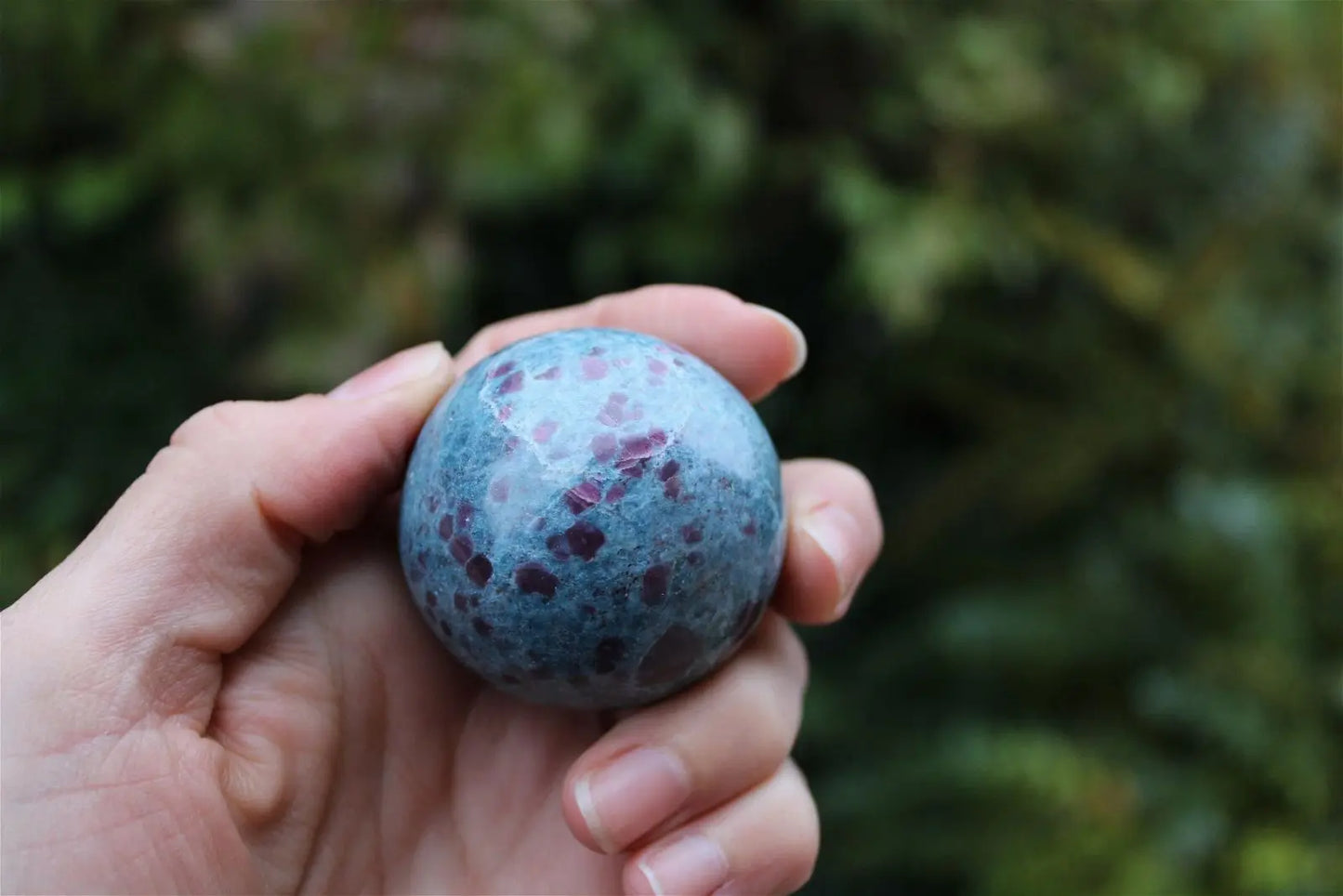 1 sphère 4.6 cm rubis sur cyanite - Aurore Lune