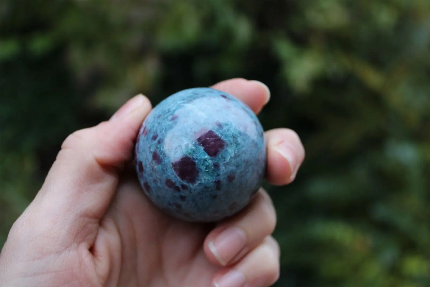 1 sphère 4.6 cm rubis sur cyanite - Aurore Lune