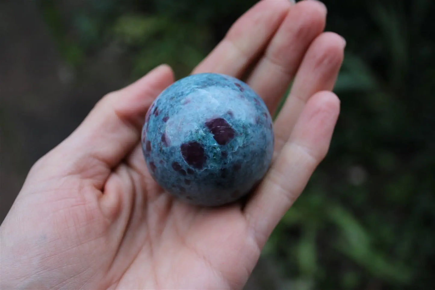 1 sphère 4.6 cm rubis sur cyanite - Aurore Lune