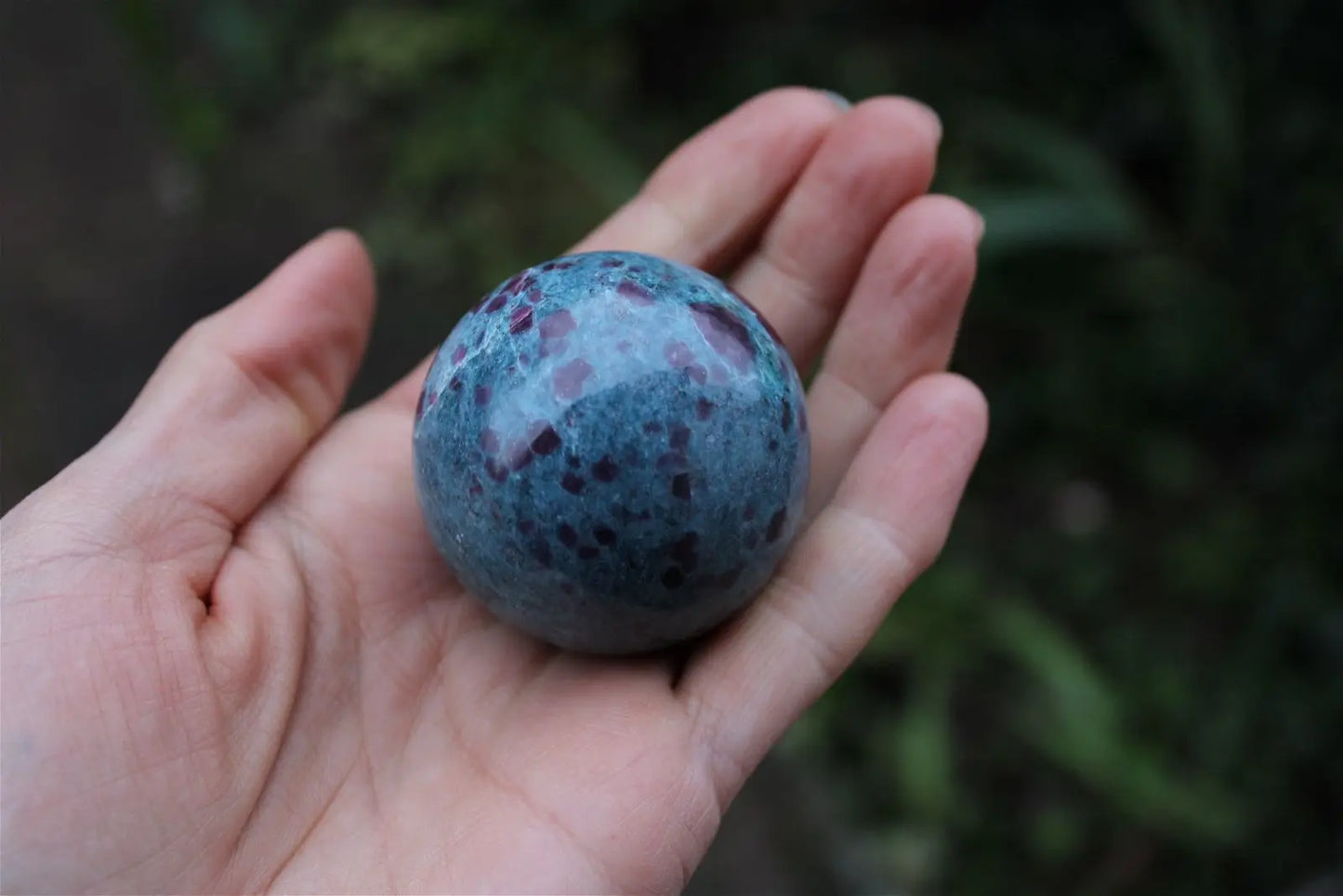 1 sphère 4.6 cm rubis sur cyanite - Aurore Lune