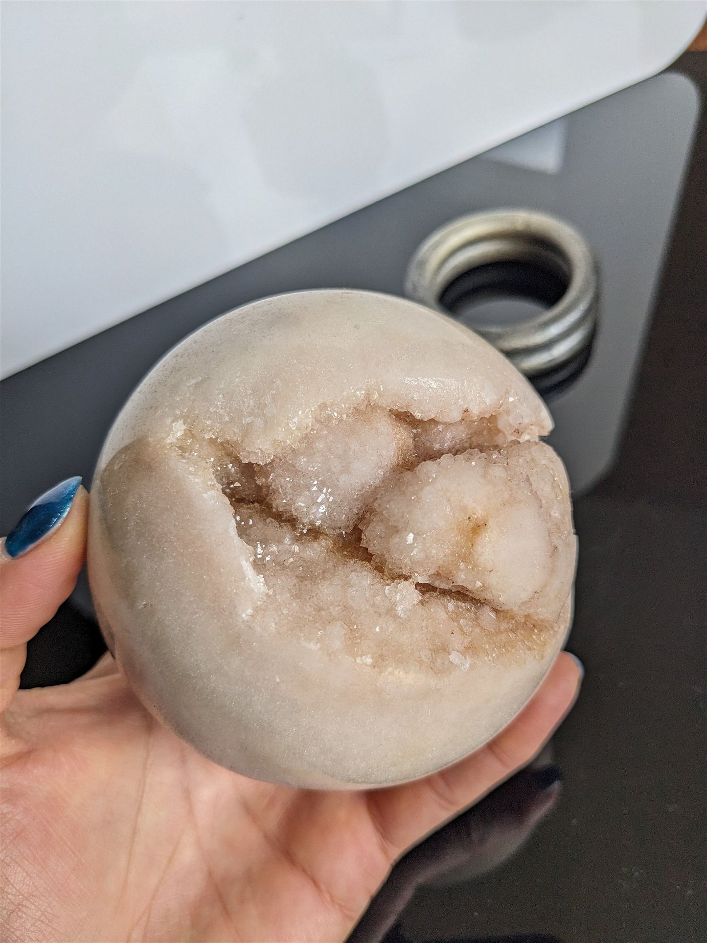 1 sphère améthyste rose 9 cm 1.1 kg - Aurore Lune