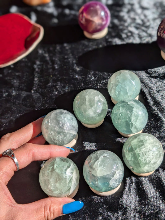 1 sphère en fluorite verte avec support - Aurore Lune