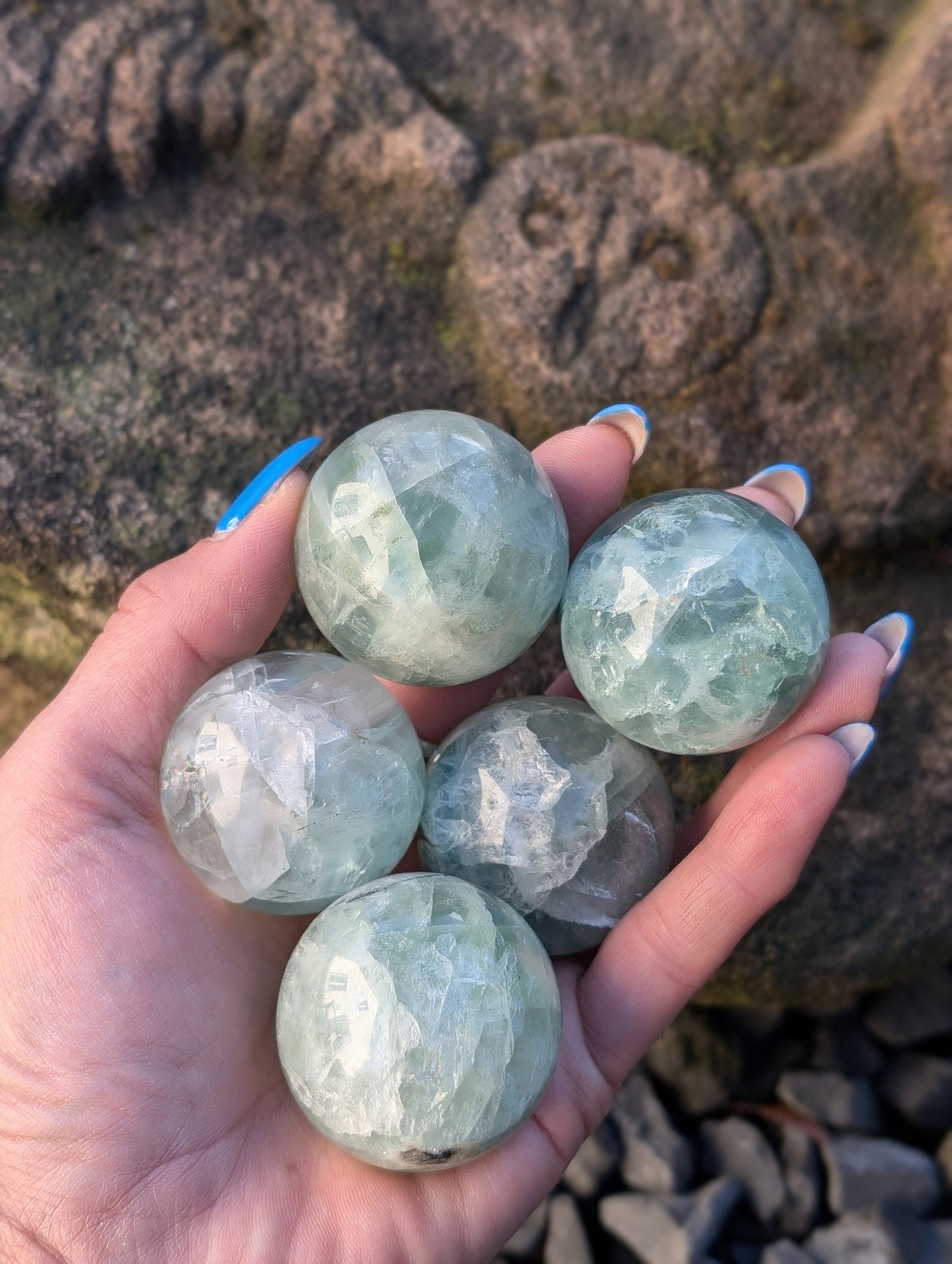 1 sphère en fluorite verte avec support - Aurore Lune