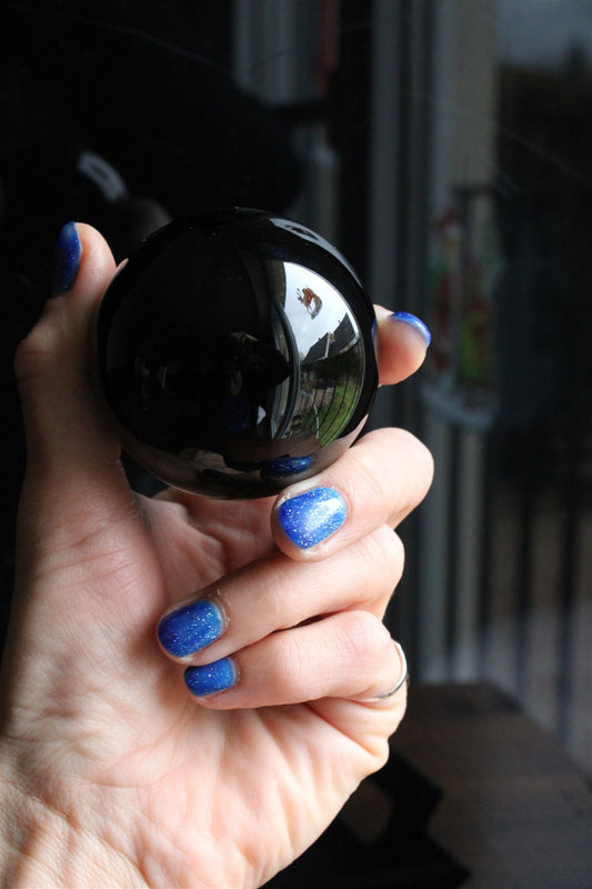 1 sphère en obsidienne 5.8 cm + socle - Aurore Lune