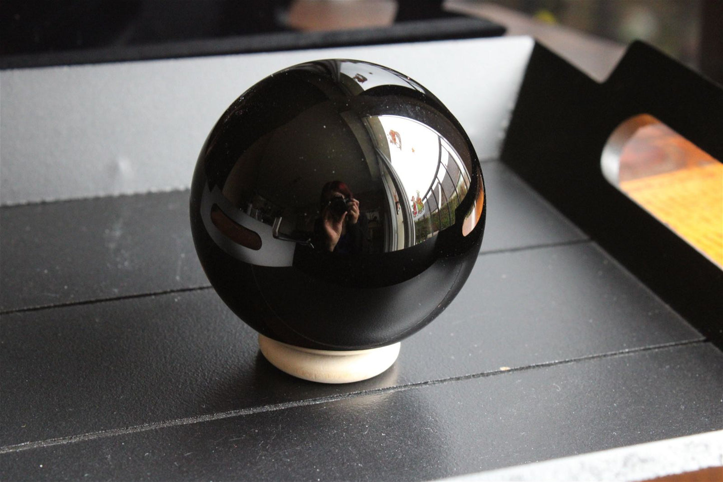1 sphère en obsidienne 5.8 cm + socle - Aurore Lune