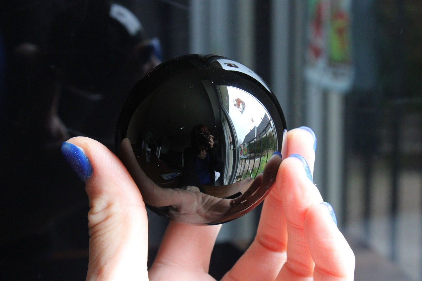 1 sphère en obsidienne 5.8 cm + socle - Aurore Lune