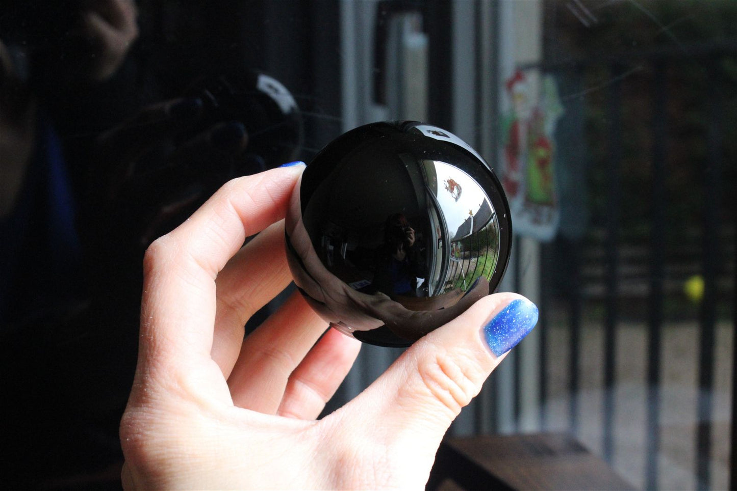 1 sphère en obsidienne 5.8 cm + socle - Aurore Lune