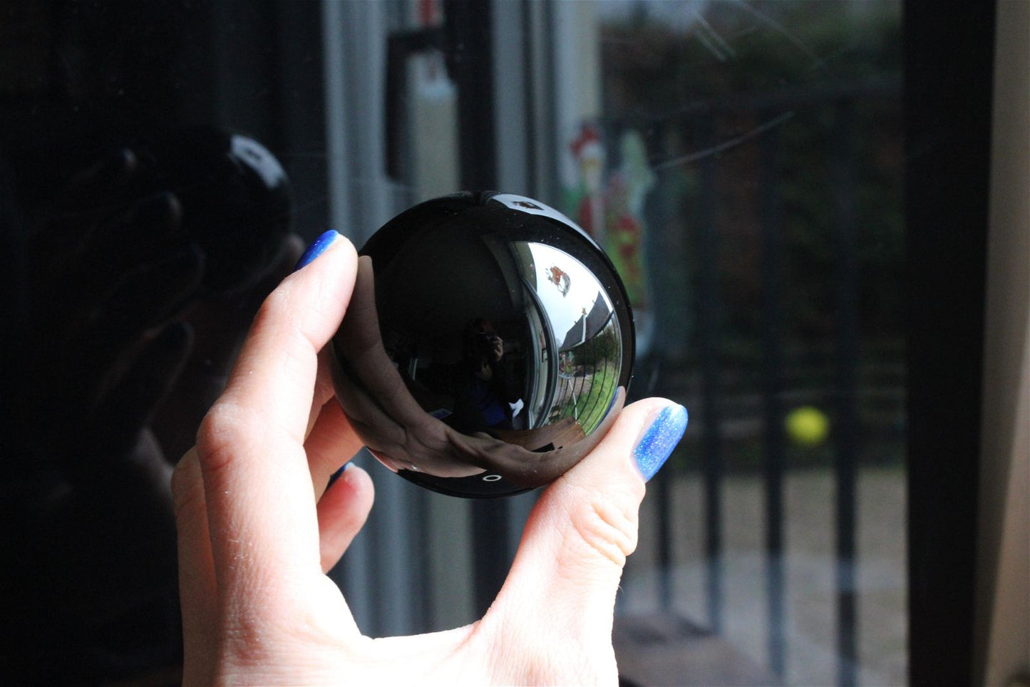 1 sphère en obsidienne 5.8 cm + socle - Aurore Lune